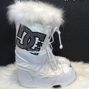 ISO!!!! DC CHALET SNOW BOOTS SIZE 7-8. ANY COLOR COMBO